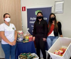 Assistente Social da CAICA Ângela Maria da Costa Rocha á esquerda, Gerente Administrativa Sincomércio Rafaela Romigyo ao centro e Estagiária Sincomércio Isadora Santana á direita.